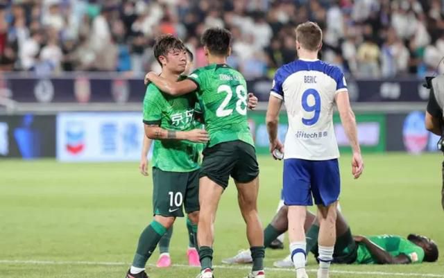 女人趴下脱了内裤光着被调教