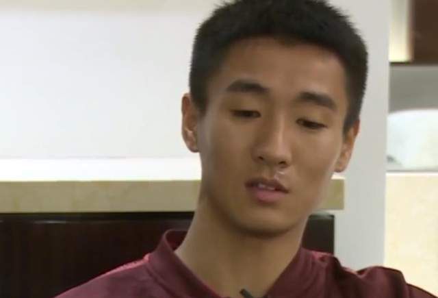 在厨房被朋友从后面挺进